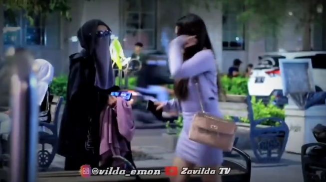 "Konten Sampah" YouTuber Bercadar Paksa Wanita Seksi Tutup Aurat di Malioboro (@littlevixen__)