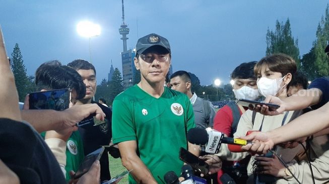 Pelatih Timnas Indonesia U-19 saat ditemui di Lapangan A Senayan, Jakarta (Suara.com/Adie Prasetyo Nugraha)