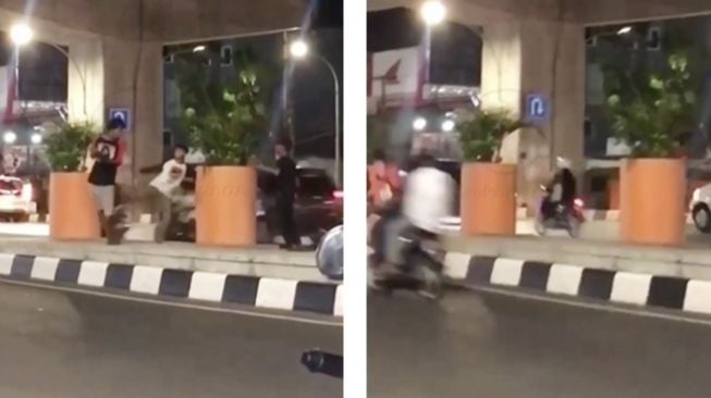 Tega! Dua Remaja Terekam Bully Pria Diduga ODGJ di Tengah Jalan, Korban sampai Tertabrak Motor