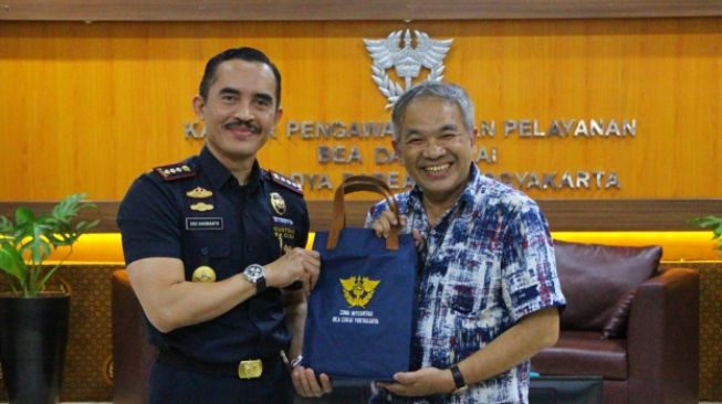 Kepala Bea Cukai Yogyakarta Eko Darmanto menyerahkan cendera mata kepada motivator Aqua Dwipayana, Senin (29/8/2022)