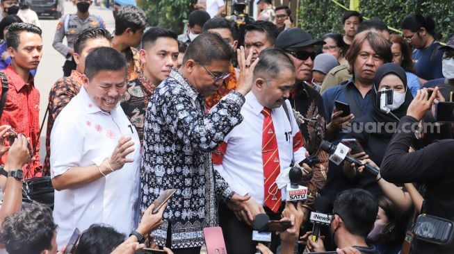 Pengacara keluarga mendiang Brigadir J, Kamaruddin Simanjunrak menemui awak media di area rumah dinas mantan Kadiv Propam Irjen Ferdy Sambo saat rekonstruksi digelar di Kompleks Polri Duren Tiga, Pancoran, Jakarta Selatan, Selasa (30/8/2022). [Suara.com/Alfian Winanto]