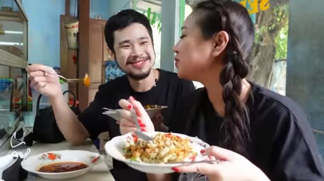 Momen Jess No Limit Ajak Sisca Kohl Makan di Warteg (YouTube/Jess No Limit)