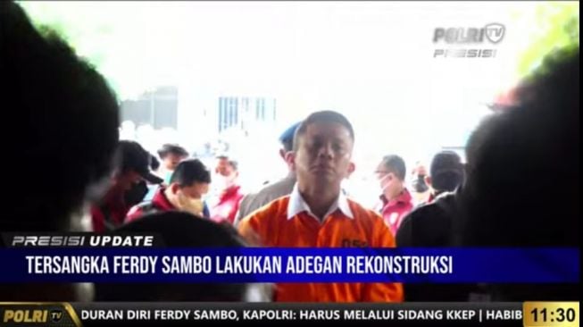 Rekonstruksi di Rumah Pribadi, Ferdy Sambo Pakai Baju Tahanan-Berborgol Plastik