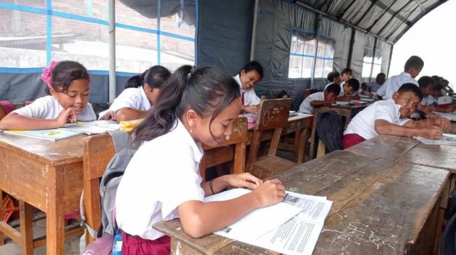 Miris! Siswa SD di Ponorogo Belajar di Tenda BPBD dan Rumah Bu Eni, Sekolah Mau Ambrol Tak Juga Diperbaiki