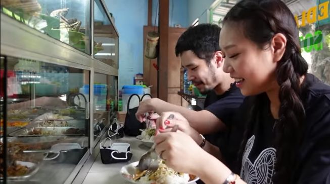 Momen Jess No Limit Ajak Sisca Kohl Makan di Warteg (YouTube/Jess No Limit)