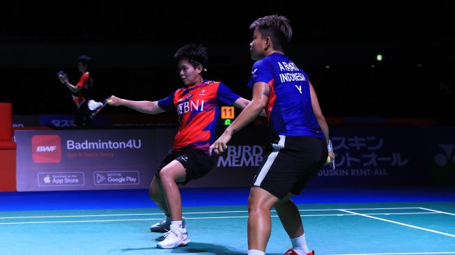 Pasangan ganda putri Indonesia, Apriyani Rahayu/Fadia Silva Ramadhanti saat tampil di babak pertama Japan Open 2022, kontra wakil Kanada, Catherine Choi/Josephine Wu di Maruzen Intec Arena Osaka, Jepang, Selasa (30/8/2022). [PBSI]