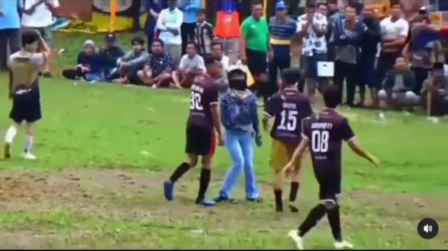 Asyik Tanding Bola, Pria Ini Ditarik Paksa Pacarnya saat Laga masih Berlangsung