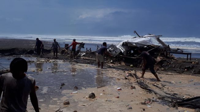 Kondisi warung yang tersapu gelombang tinggi di Pantai Ketapang, Desa Sidayu, Kecamatan Binangun, Kabupaten Cilacap, Selasa (30/8/2022). [Dokumentasi BPBD Cilacap]