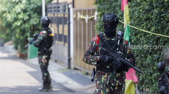 Sejumlah anggota Brimob berjaga di sekitar rumah dinas Irjen Ferdy Sambo, Duren Tiga, Pancoran, Jakarta Selatan, Selasa (30/8/2022).  [Suara.com/Alfian Winanto]