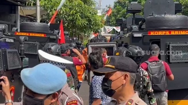 Ferdy Sambo Datang ke TKP Pembunuhan Brigadir J Dengan Mobil Taktis Brimob