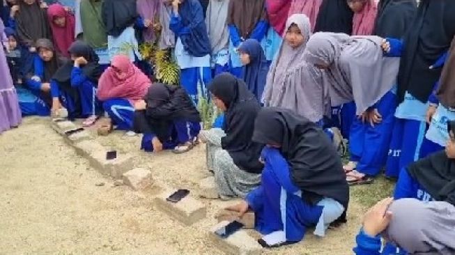 Viral Momen Santriwati Nangis Saat Diminta Menghancurkan Ponsel, Warganet: Dikira Beli HP Pakai Daun