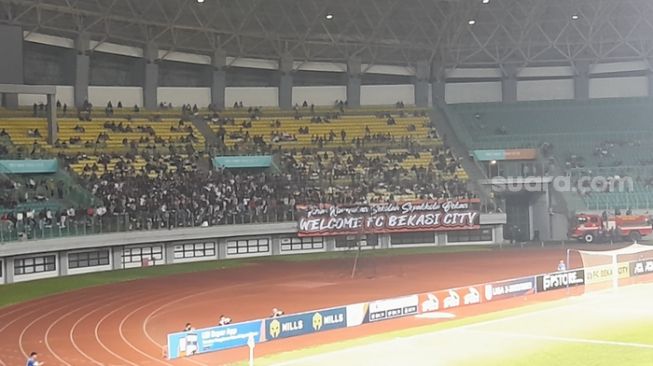 Suporter FC Bekasi City di laga melawan Persela Lamongan, Senin 29 Agustus 2022 di Stadion Patriot Candrabhaga, Kota Bekasi [Danan Arya/Suara.com]