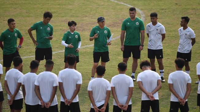 Pelatih Timnas Indonesia U-19 Shin Tae-yong (tengah) memberikan instruksi saat latihan di Lapangan ABC, Senayan, Jakarta, Selasa (30/8/2022). ANTARA FOTO/Akbar Nugroho Gumay
