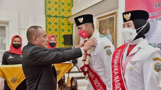 Edy Rahmayadi Beri Penghargaan Dua Paskibraka Nasional Asal Sumut