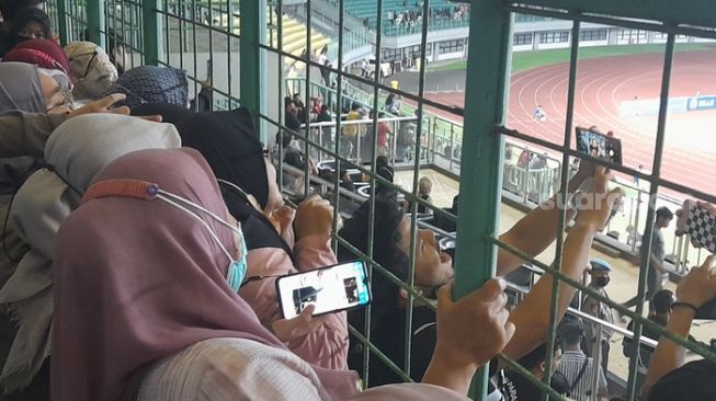 Sejumlah emak-emak berfoto dengan Thariq Halilintar saat laga FC Bekasi City vs Persela [Suara.com/Danan Arya]