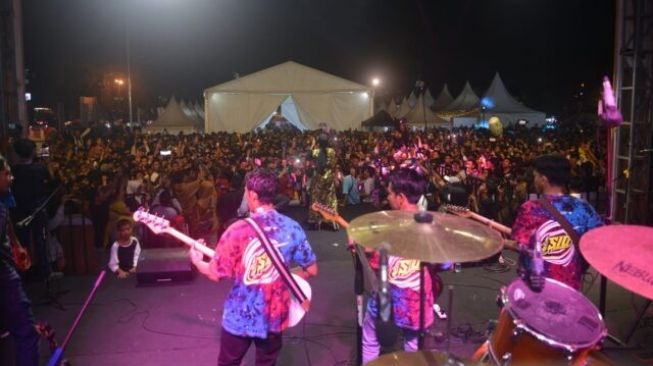 Meriah, Sederet Band Lokal Pukau Pengunjung Mataram Creative Festival