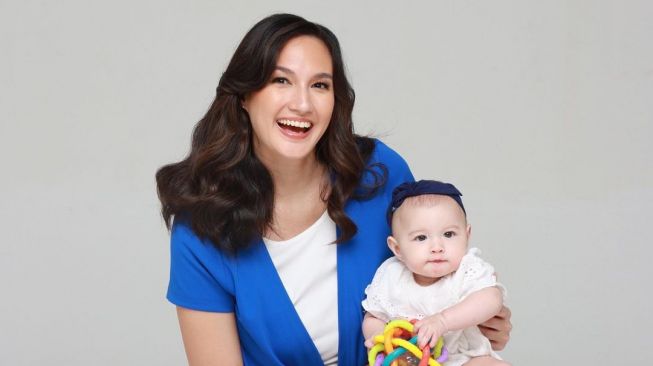 10 Potret Terbaru Bayi Nadine Chandrawinata dan Dimas Anggara, Semakin Lucu dan Menggemaskan
