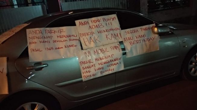 Mobil parkir sembarangan dibuat jera oleh pemilik rumah (Facebook)