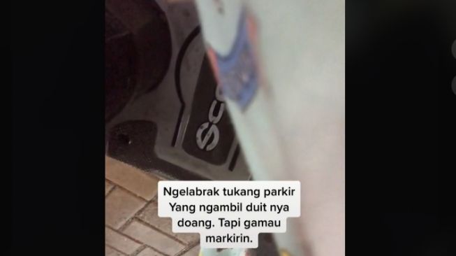 Jukir nakal yang hanya mau minta duit saja tanpa memberikan aba-aba (TikTok)