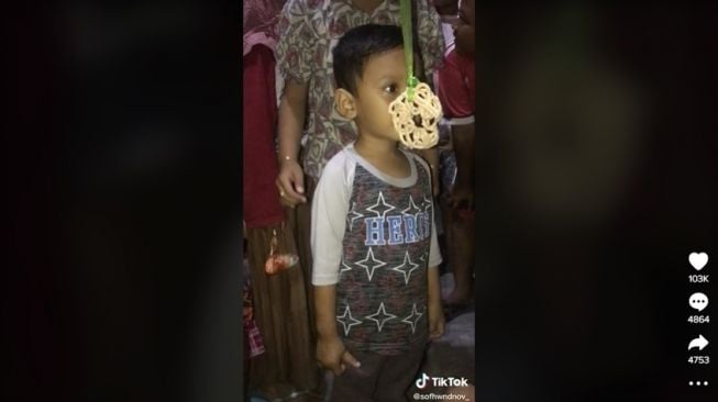 Lomba makan krupuk, bocah ini melakukan aksi yang tidak terduga. [TikTok]