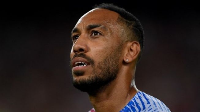 Pemain Barcelona Pierre-Emerick Aubameyang melakukan pemanasan jelang laga Joan Gamper Trophy kontra Pumas di Camp Nou pada 7 Agustus 2022. [AFP]