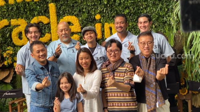 Pemain film Miracle In Cell No. 7 versi Indonesia bersama sutradara dan produser film aslinya [Suara.com/Adiyoga Priyambodo]