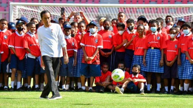  Presiden Joko Widodo atau Jokowi saat meresmikan Papua Football Academy di Stadion Lukas Enembe, Jayapura, Rabu (31/8/2022). (Agus Suparto)