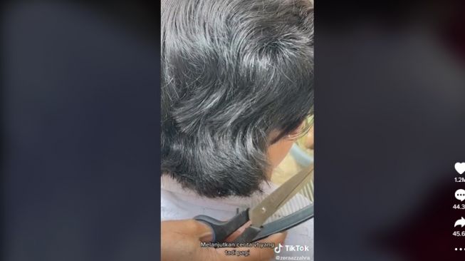 Aksi guru membersikan kutu rambut muridnya, menuai pujian. [TikTok]