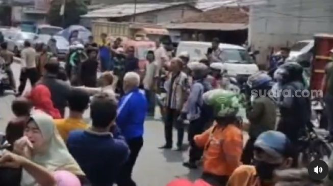 Kecelakaan Maut di SDN Kota Baru Bekasi: Warga Panik Berlarian, Ibu-ibu Teriak Histeris!