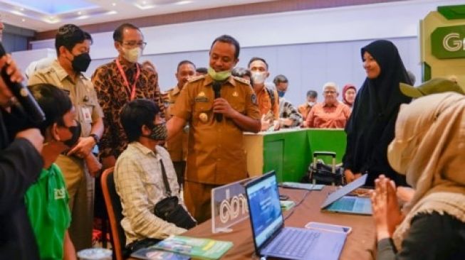 Gubernur Sulsel Andi Sudirman Tawarkan Tuna Daksa Jadi Pegawai Pemprov Sulsel