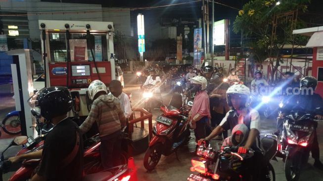 Harga BBM Diisukan Bakal Naik, Malam-malam Antrean di SPBU Kota Tegal Mengular