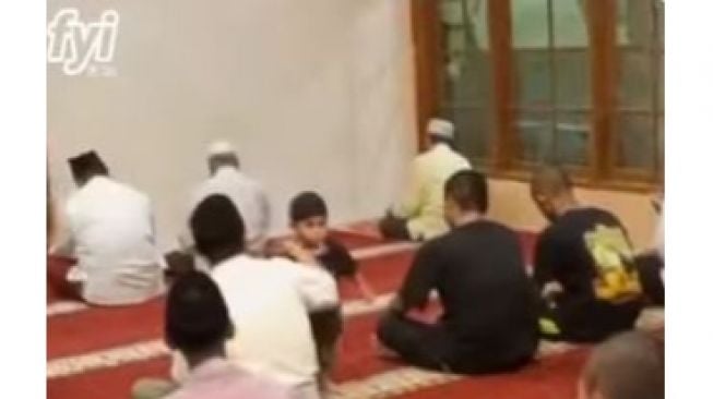 Bikin Gemas, Balita Ini Salami Semua Jemaah Usai Salat Banjir Pujian Warganet