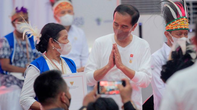 Presiden Joko Widodo (tengah) menyapa warga saat penyerahan Nomor Induk Berusaha (NIB) bagi pelaku usaha mikro kecil menengah (UMKM) perseorangan di Gedung Olah Raga (GOR) Toware, Distrik Waibu, Sentani, Jayapura, Papua, Rabu (31/8/2022). [ANTARA FOTO/Gusti Tanati/app/aww]
