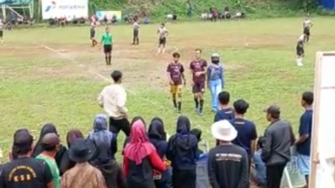 Viral! Lagi Asik Main, Pesepakbola Dijemput Istrinya di Tengah Pertandingan, Begini Kejadian Sesungguhnya