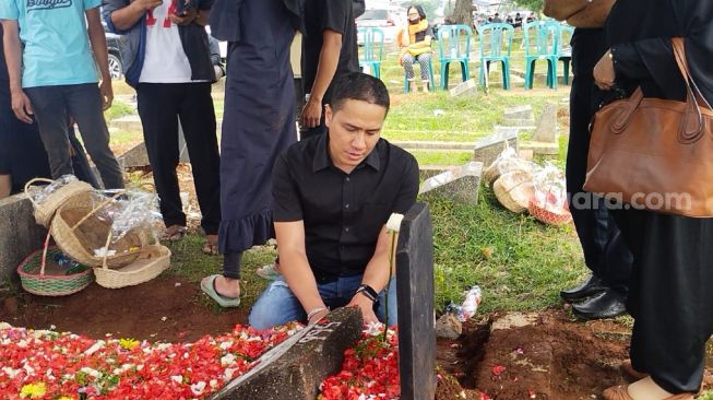 Ressa Herlambang di pemakaman sang ibu, TPU Kober Jatinegara, Jakarta Timur pada Rabu (31/8/2022) [Suara.com/Rena Pangesti]