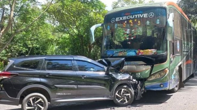 Mobil Tabrak Bus di Jalan Bukittinggi-Medan, Begini Kejadiannya