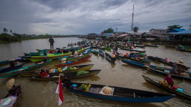 Sejumlah pedagang berjualan di lokasi wisata Pasar Terapung Lok Baintan, Kabupaten Banjar, Kalimantan Selatan, Rabu (31/8/2022). [ANTARA FOTO/Bayu Pratama S/wsj]
