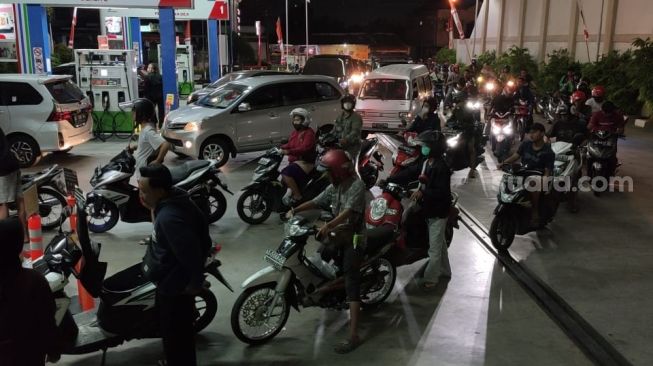 Potret Warga Kena Prank Malam-malam Antre di SPBU, Eeeh.. Pertamina Malah Turunkan Harga BBM