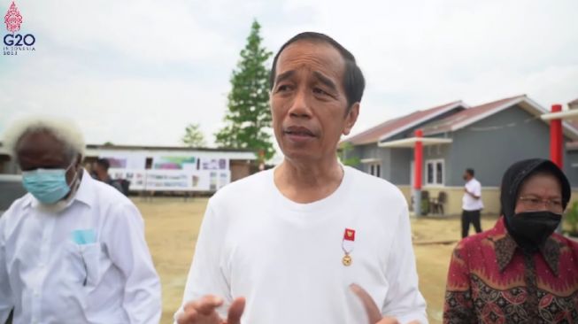 Tinjau Rumah Baru 76 KK Korban Banjir Bandang di Doyo Jayapura, Jokowi: Kita Ingin Bangun Ekosistem yang Baik