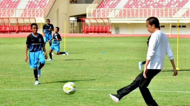 Ikut Main Bareng, Presiden Jokowi Harap Talenta Papua Football Academy Jadi Pemain Bola yang Percaya Diri