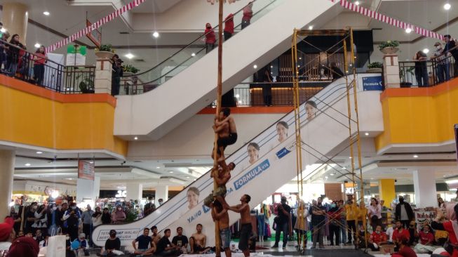 Potret Keseruan Lomba Panjat Pinang di Solo Grand Mall, Peserta: Gagal Naik, Malah Kehabisan Tenaga