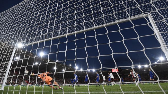 Striker Southampton Adam Armstrong (kiri) mencetak gol kedua tim selama selama pertandingan sepak bola Liga Premier Inggris antara Southampton melawan Chelsea di Stadion St Mary Rabu (31/8/2022) dini hari WIB. Glyn KIRK / AFP
