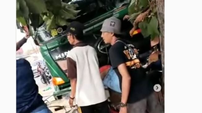 Sebanyak 10 orang tewas karena kecelakaan maut tronton seruduk tiang telekomunikasi atau BTS di depan SDN Kota Baru 2 Bekasi. (Instagram Bekasi24jam)