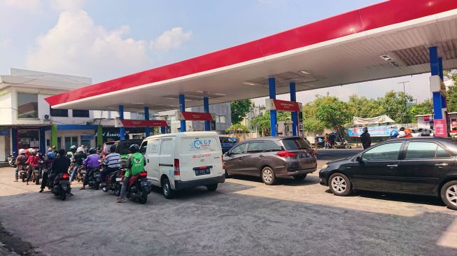 Antrean kendaraan di SPBU yang ada di Jalan Dr Wahidin Kota Semarang, Rabu (31/8/2022). [Suara.com/Anin Kartika]