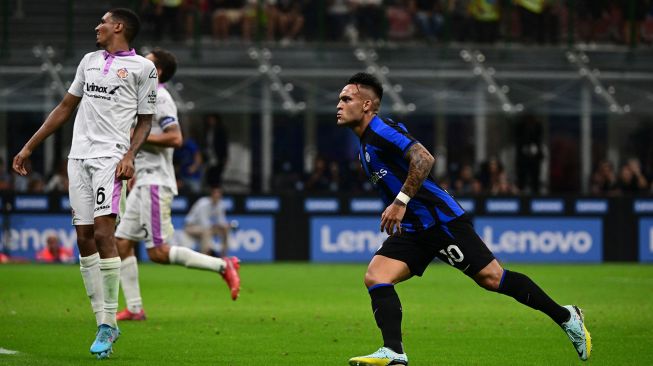 Pemain depan Inter Milan Lautaro Martinez merayakan golnya usai mencetak gol ketiga timnya selama pertandingan sepak bola Serie A Italia antara Inter Milan melawan Cremonese  di Giuseppe Meazza, Rabu (31/8/2022) dini hari WIB. MIGUEL MEDINA / AFP