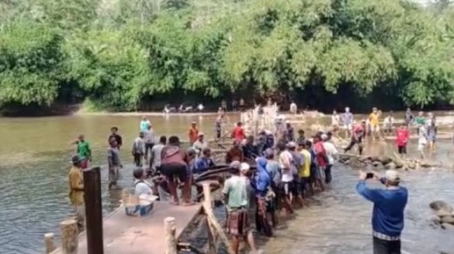 Rusak Sejak 2018 dan Pemkab Cianjur Tak Ada Kepastian, Warga Gotong Royong Bangun Jembatan: Biayanya Swadaya