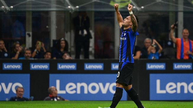 Pemain depan Inter Milan Lautaro Martinez merayakan golnya usai mencetak gol ketiga timnya selama pertandingan sepak bola Serie A Italia antara Inter Milan melawan Cremonese  di Giuseppe Meazza, Rabu (31/8/2022) dini hari WIB. MIGUEL MEDINA / AFP
