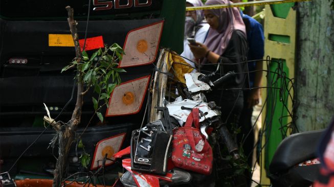 Warga melihat lokasi tempat kejadian kecelakaan sebuah truk kontainer yang menabrak halte bus di depan SDN Kota Baru II dan III di Jalan Sultan Agung, Bekasi, Jawa Barat, Rabu (31/8/2022). [ANTARA FOTO/Fakhri Hermansyah/wsj] 