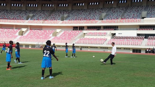 Presiden Jokowi Luncurkan Akademi Sepak Bola di Papua