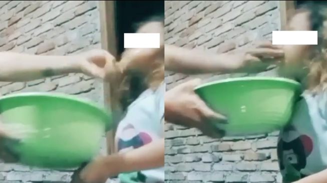 Wanita Suapi sampai Jejalkan Makan ke Anak Secara Kasar Banjir Kecaman: Emak-emak Sakit!